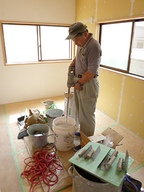 施工の様子／珪藻土下地塗り