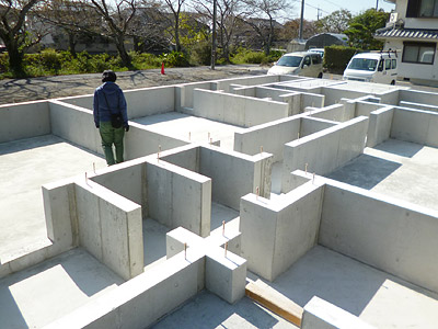 基礎工事の様子／立ち上がり