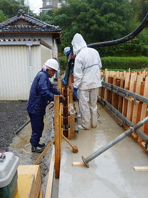 基礎工事の様子／立ち上がり