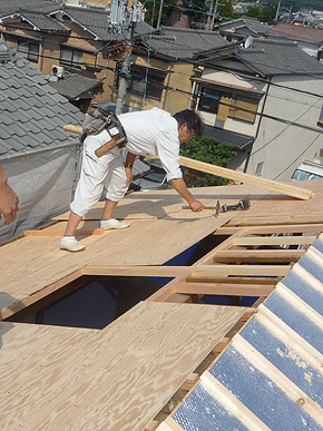 施工の様子／屋根